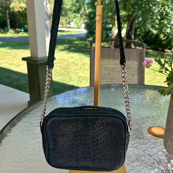 Michael Kors Black pebbled Crossbody Bag with silver chain - Picture 2 of 7